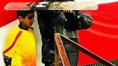 Photo of شاهد جندى بوزارة الداخلية يقوم بحماية طفل أثناء الأمطار