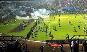 Photo of مشهد دموي في إندونيسيا راح ضيحيه 174 من مشجعي كرة القدم