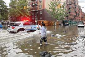 Photo of فيضانات عارمة تغرق مترو انفاق وشوارع مدينة نيويورك الامريكية